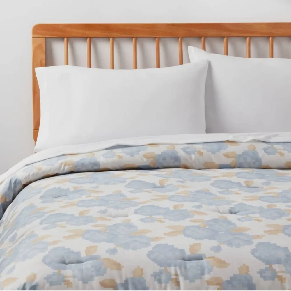 Room Essentials NWT Full/Queen Rose Pixel Floral Print Microfiber Comforter